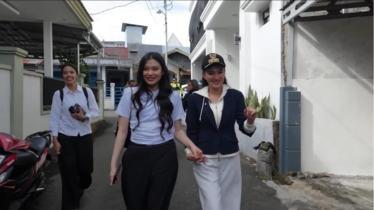 Anak Sherly Tjoanda, Cece Lyn, temani sang ibu blusukan ke rumah warga