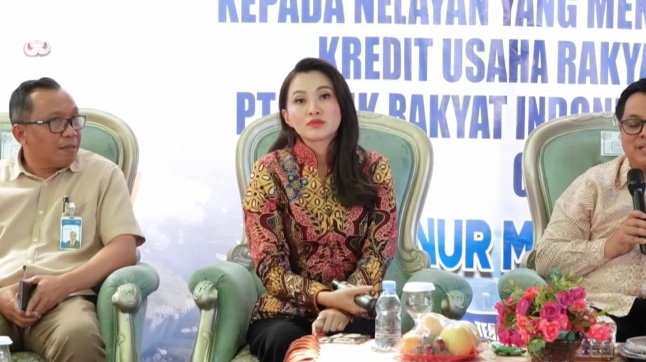Gubernur Maluku Utara, Sherly Tjoanda (tengah), dalam acara penyerahan bantuan untuk para nelayan dalam program ekonomi biru.