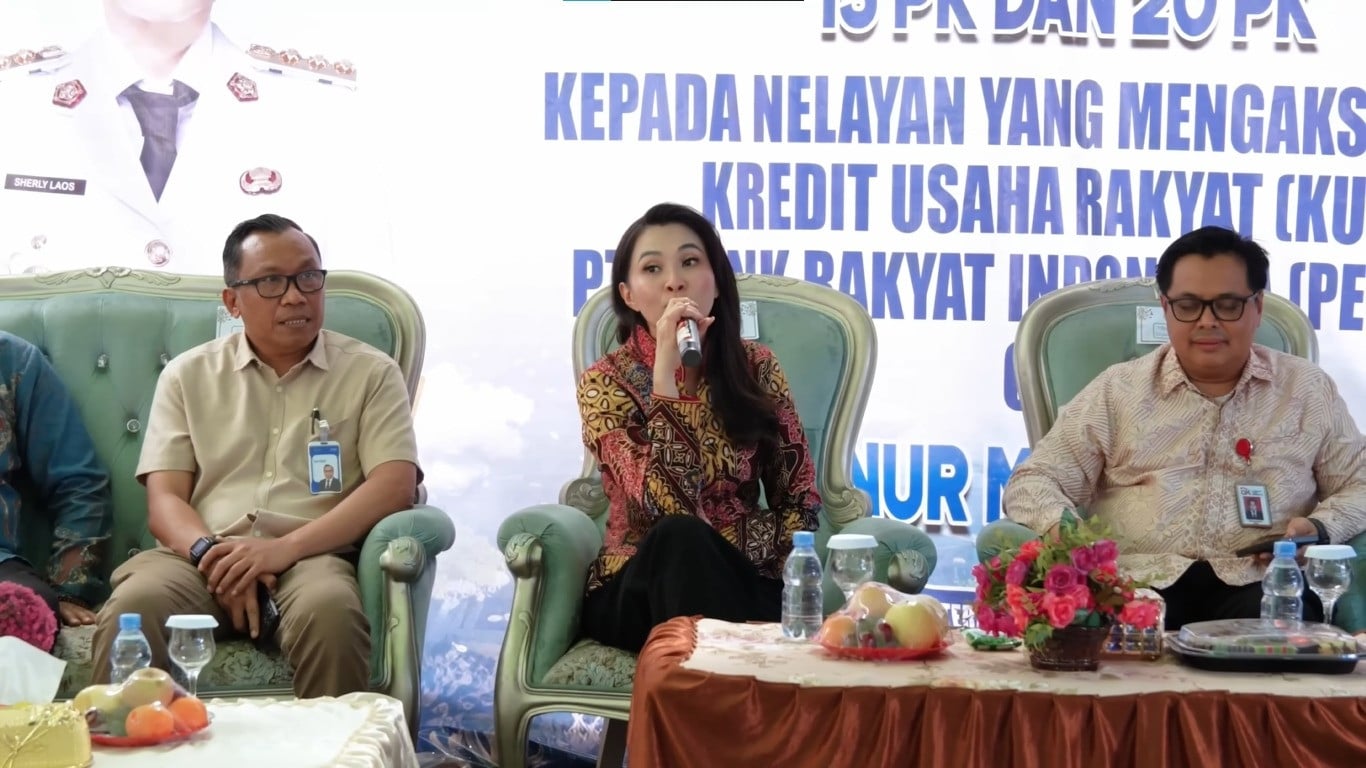 Gubernur Maluku Utara, Sherly Tjoanda (tengah), dalam acara penyerahan bantuan untuk para nelayan dalam program ekonomi biru.