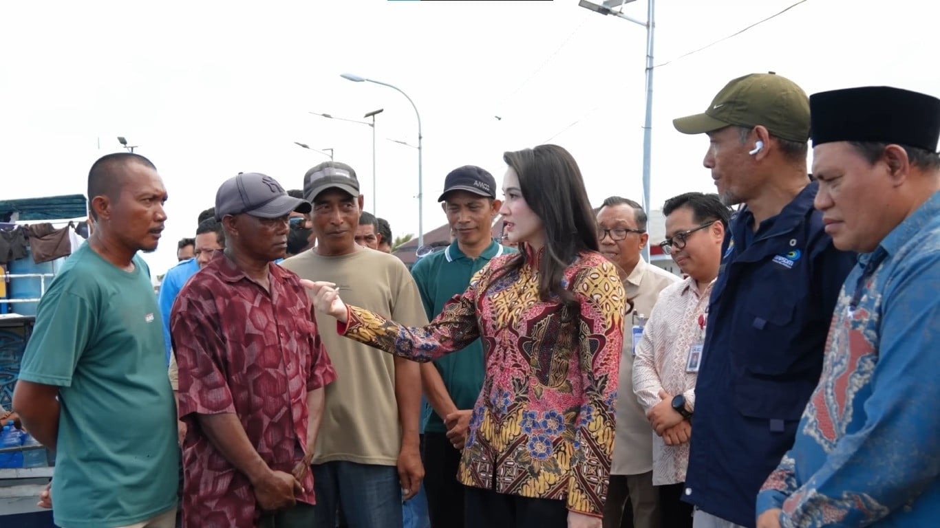 Gubernur Maluku Utara, Sherly Tjoanda (baju batik pink merah), saat bertemu nelayan yang mendapat dana pinjaman KUR sebesar Rp30 juta (paling kiri).