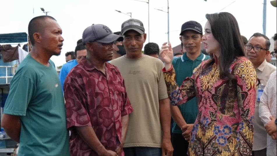 Gubernur Maluku Utara, Sherly Tjoanda (baju batik pink merah), kaget mendengar nelayan yang membayar cicilan pinjaman KUR Rp2,6 juta per bulan (paling kiri).
