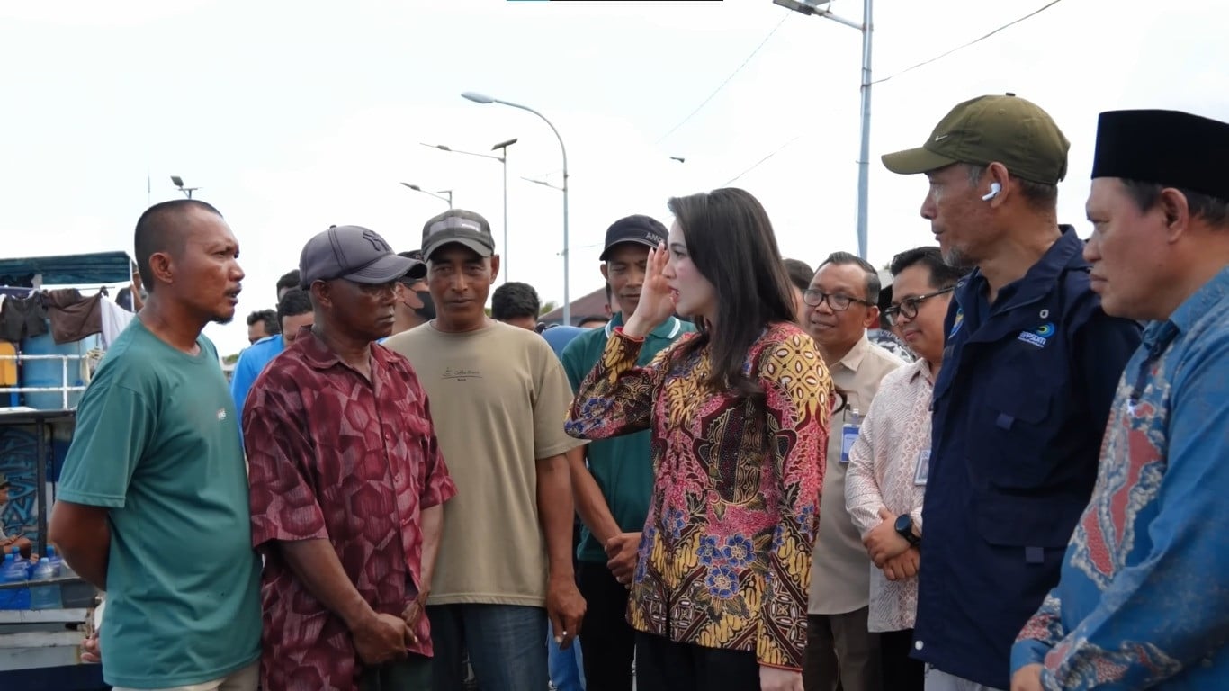 Gubernur Maluku Utara, Sherly Tjoanda (baju batik pink merah), saat bertemu nelayan yang mendapat dana pinjaman KUR sebesar Rp30 juta (paling kiri).
