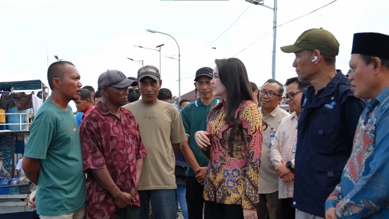 Gubernur Maluku Utara, Sherly Tjoanda (baju batik pink merah), kaget mendengar nelayan yang membayar cicilan pinjaman KUR Rp2,6 juta per bulan (paling kiri).