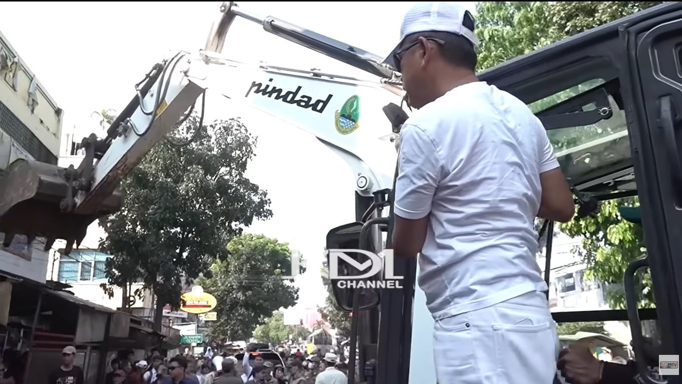 Dedi Mulyadi turun langsung dalam pembongkaran kios-kios di kawasan Pasar Cicadas
