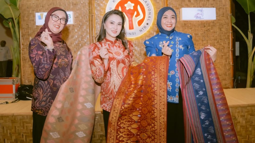 Gubernur Malut, Sherly Tjoanda Laos (tengah) membeli kain batik dan tenun khas Lombok