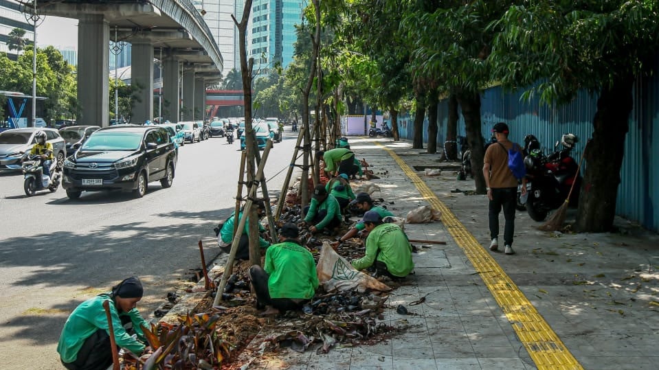 Penataan pedestrian di jalan Rasuna memasuki tahap penyelesaian akhir menjelang HUT Jakarta ke 499, Kamis (21/5/2026).