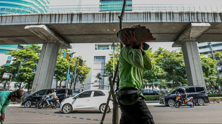 Penataan pedestrian di jalan Rasuna memasuki tahap penyelesaian akhir menjelang HUT Jakarta ke 499, Kamis (21/5/2026).