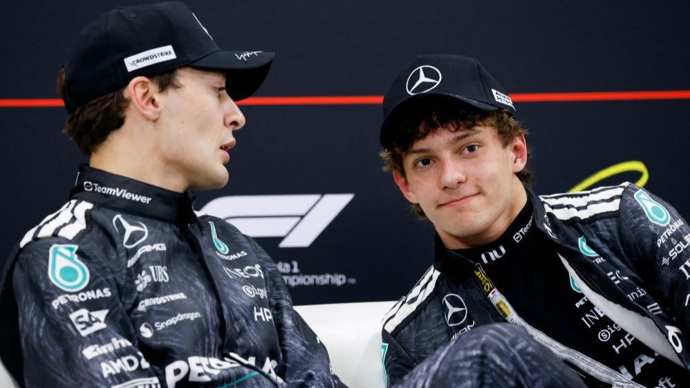 Dua pembalap Mercedes AMG-Petronas, George Russell dan Kimi Antonelli