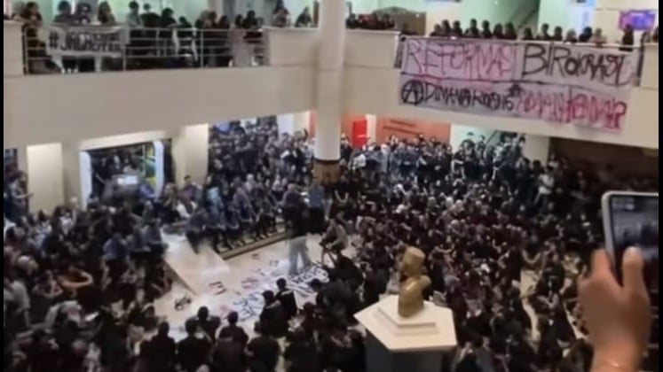 Mahasiswa UPN Veteran Yogyakarta geruduk gedung rektorat pada Rabu, (20/5/2026)