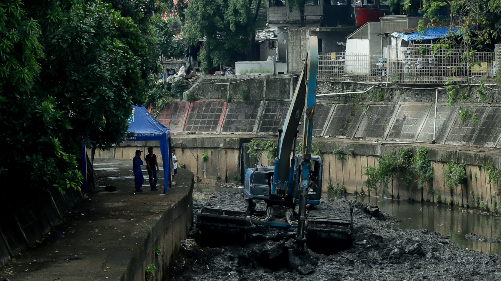 Petugas melakukan pengerukan lumpur di aliran Kali Ciliwung, kawasan Matraman, Jakarta Timur, menggunakan alat berat pada Jumat (22/5/2026).