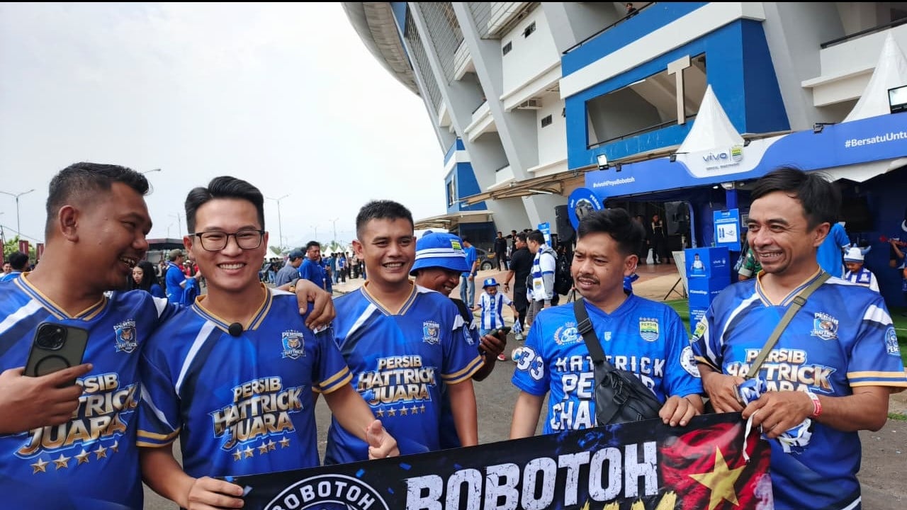 ‎Suporter Asal Vietnam Ini Rela Datang Jauh-jauh Demi Saksikan Persib Bandung Hattrick Juar
            - galeri foto