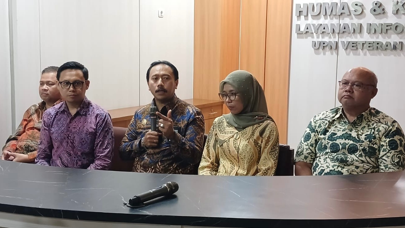 Wakil Rektor Bidang Kemahasiswaan, Alumni dan Kerja Sama, Hendro Widjanarko (no 3 dari kiri) bersama Ketua Satgas PPKPT UPN Veteran Yogyakarta, Iva Rachmawati (no 2 dari kanan) saat konferensi pers kasus kekerasan seksual, Jumat (22/5/2026).