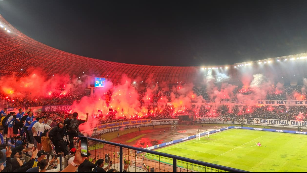 Pesta Flare Bobotoh di Stadion GBLA usai Persib Bandung Jadi Juara Super League 2025-2026
