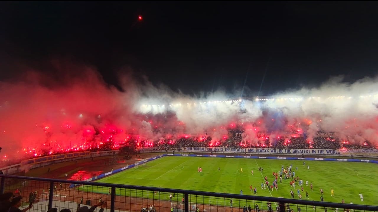 Pesta Flare Bobotoh di Stadion GBLA usai Persib Bandung Jadi Juara Super League 2025-2026