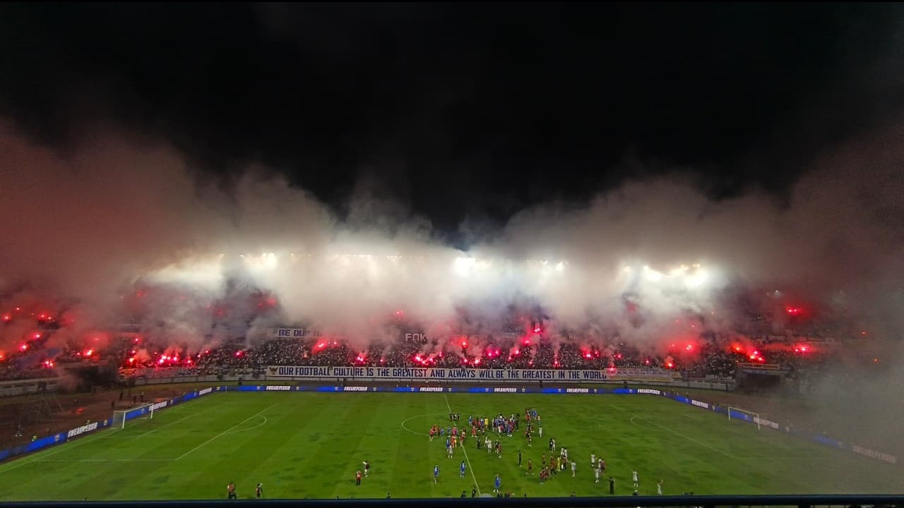 Pesta Flare Bobotoh di Stadion GBLA usai Persib Bandung Jadi Juara Super League 2025-2026