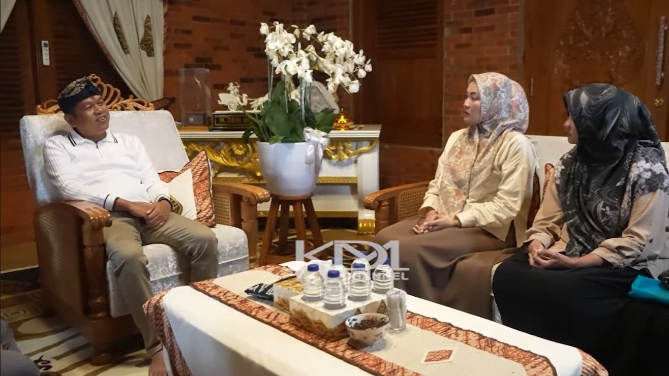 Gubernur Jawa Barat, Dedi Mulyadi (KDM) undang mantan istri dan anak Aman Yani saat menyelesaikan kasus pembunuhan satu keluarga di Indramayu