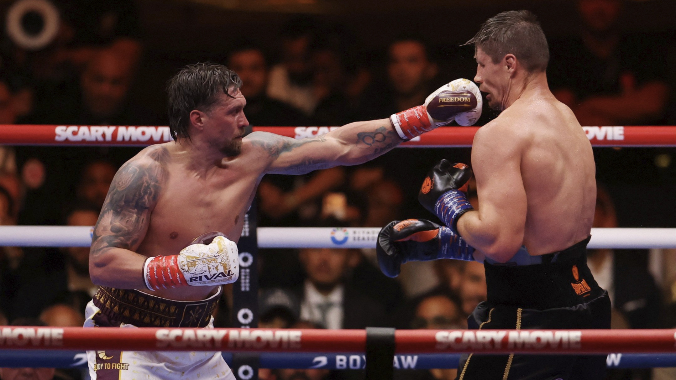 Oleksandr Usyk saat berhadapan dengan Rico Verhoeven di duel tinju kelas berat.