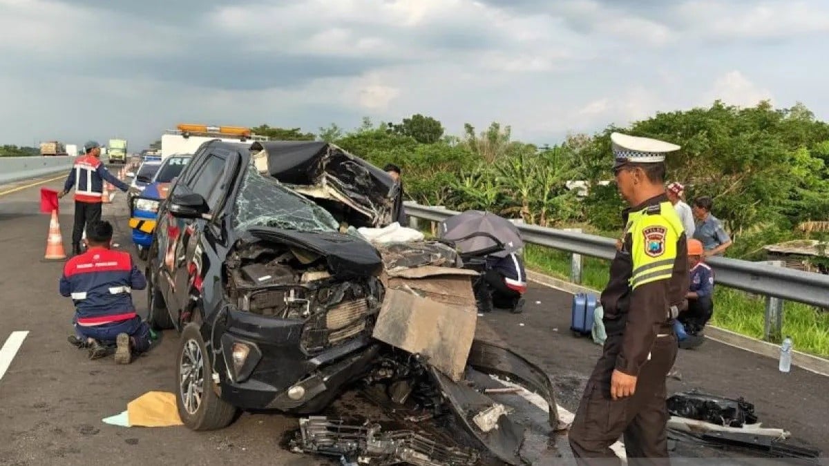 Satlantas Probolinggo Kota melakukan penanganan dan olah TKP usai kecelakaan di Tol Paspro, Sabtu (23/5/2026).