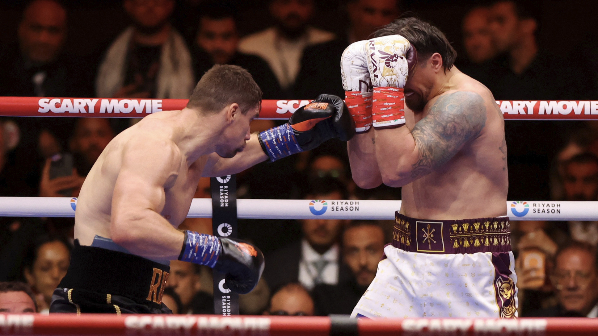Legenda Kickboxing, Rico Verhoeven (kiri) saat duel tinju melawan Oleksandr Usyk di Glory in Giza yang berlangsung di Giza Pyramid Complex, Mesir, pada Minggu (24/5/2026)