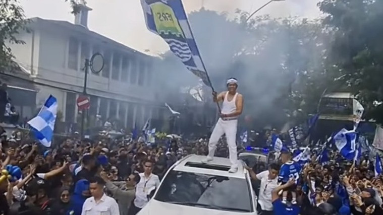Gubernur Jawa Barat Dedi Mulyadi (KDM) saat konvoi kemenangan Persib Bandung tahun lalu