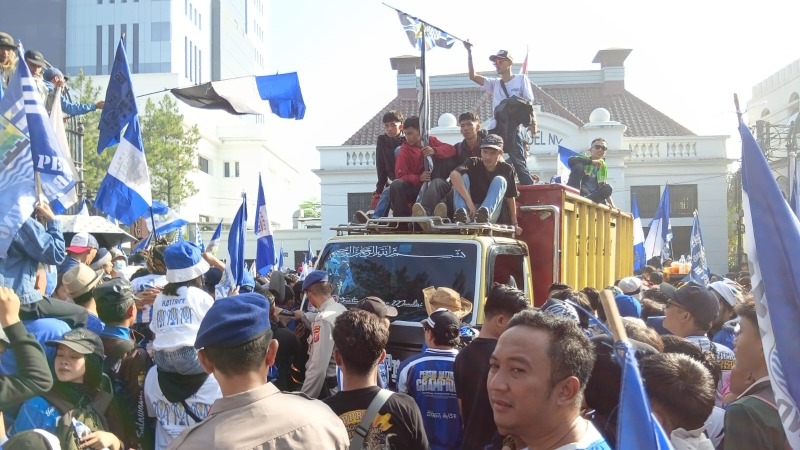 Persib Konvoi Juara, Jalan Asia Afrika Jadi Lautan Manusia