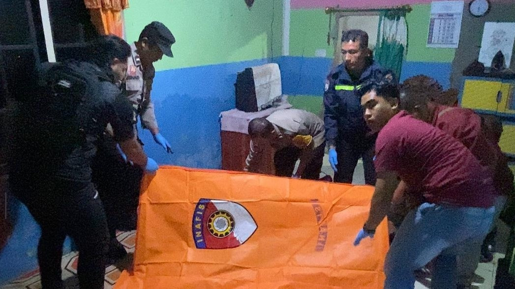 Polisi dari Polres Sumbawa olah Tempat Kejadian Perkara Pasutri Lansia Tewas