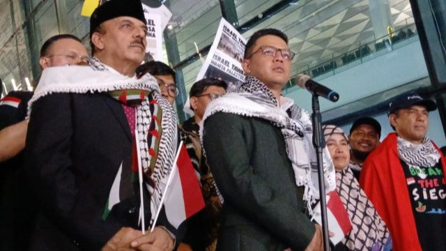 Menteri Luar Negeri (Menlu) RI Sugiono (kedua kanan) memberikan keterangan resmi terkait pemulangan sembilan WNI dari Israel melalui Bandara Internasional Soekarno-Hatta (Soetta).