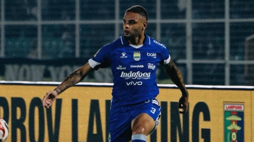 Bek Persib Bandung Layvin Kurzawa
