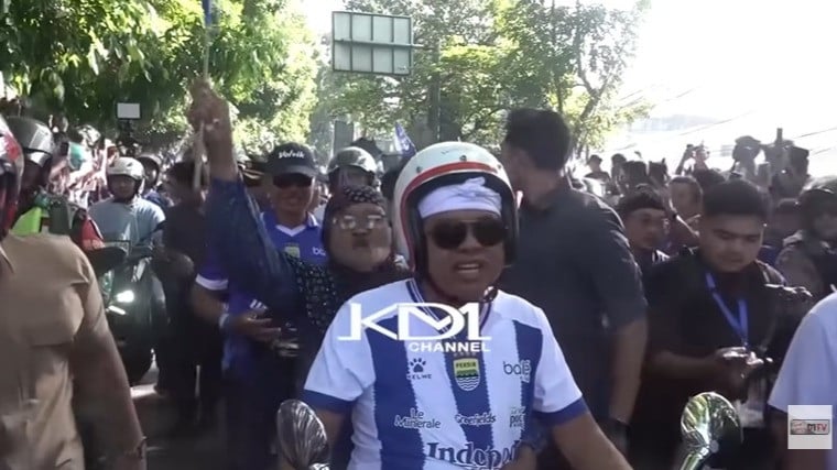 Gubernur Jawa Barat, Dedi Mulyadi ikut konvoi kemenangan Persib Bandung.