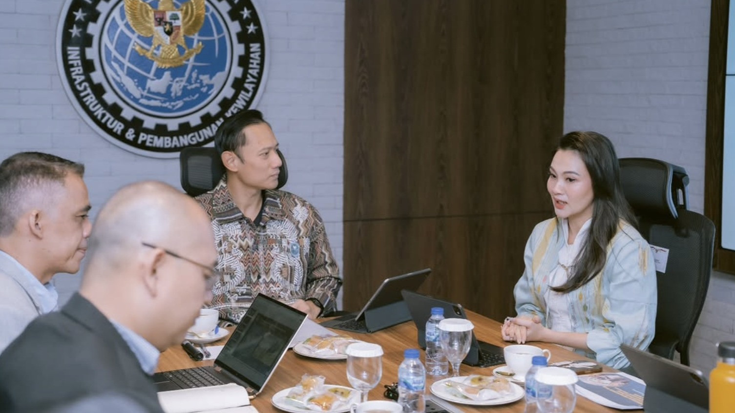 Pertemuan Menkoinfra Agus Harimurti Yudhoyono dan Gubernur Malut Sherly Tjoanda