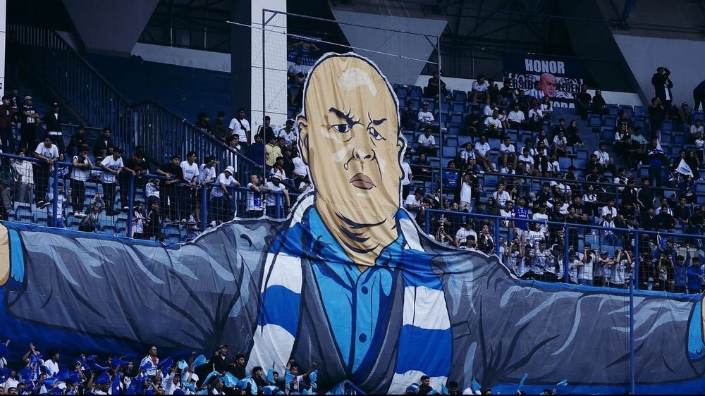 Banner besar karikatur wajah pelatih Persib Bandung Bojan Hodak