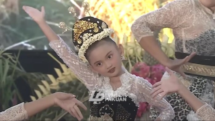 Putri Dedi Mulyadi, Ni Hyang Sukma Ayu menari Tarian Maung Lugay di hadapan tamu undangan