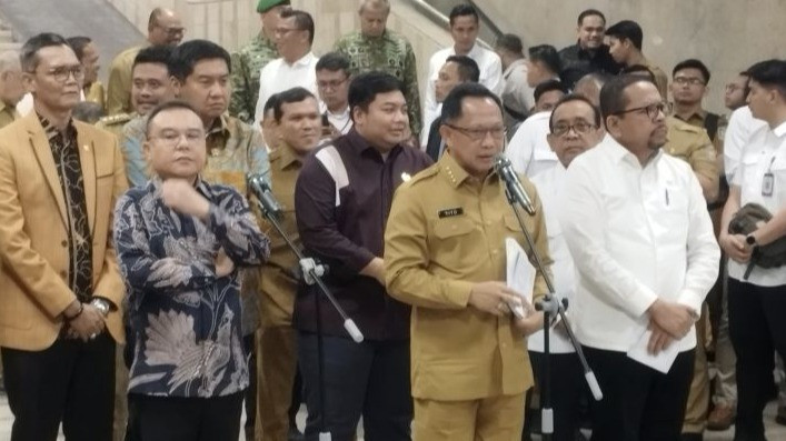 Menteri Dalam Negeri Tito Karnavian saat konferensi pers bersama Wakil Ketua DPR RI Sufmi Dasco Ahmad dan Kepala Badan Komunikasi Pemerintah M Qodari di kompleks parlemen, Jakarta, Senin (25/5).