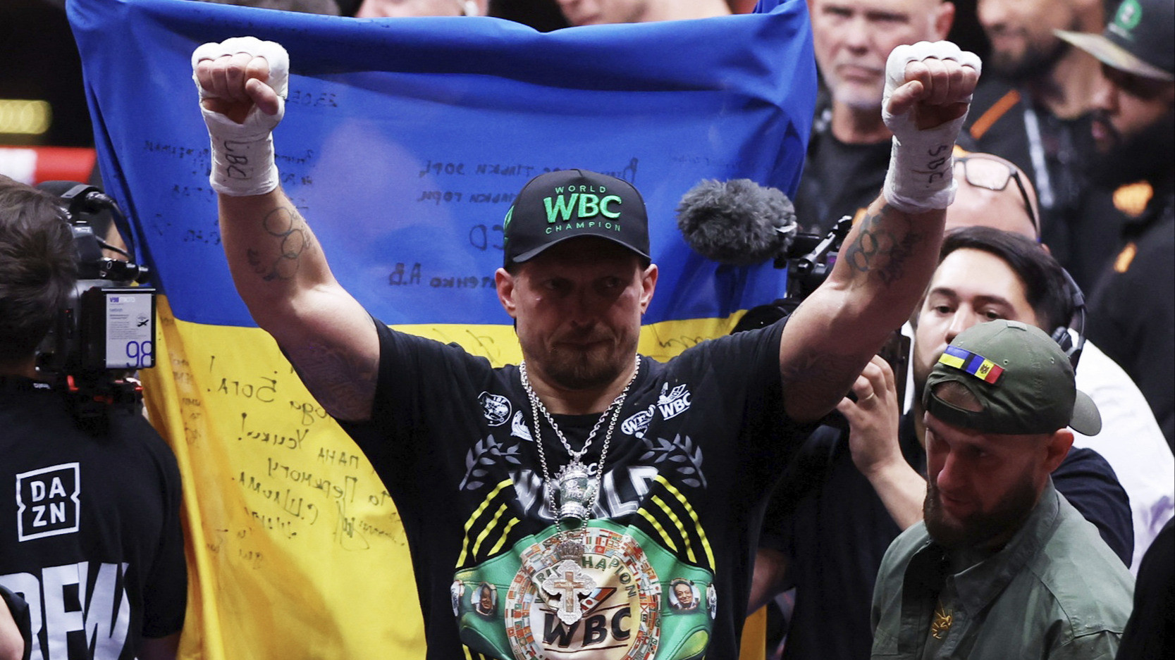 Sesumbar Tyson Fury: Anthony Joshua Cuma 'Pemanasan' Sebelum Balas Dendam ke Usyk
            - galeri foto