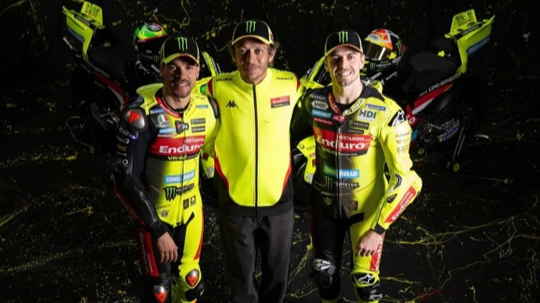 Pemilik Pertamina Enduro VR46 Racing Team Valentino Rossi (tengah) bersama dengan Fabio Di Giannantonio dan Franco Morbidelli
