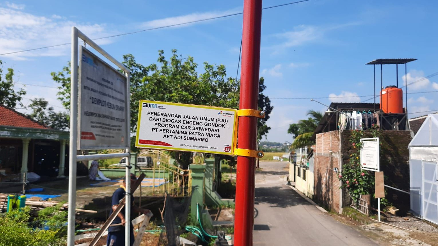 Penerangan Jalan Umum (PJU) yang menggunakan eceng gondok sebagai sumber listriknya
