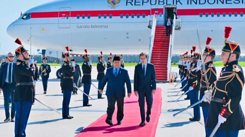 Presiden Prabowo Subianto (kiri) saat tiba di Bandara Orly, Paris, Prancis pada Selasa (26/5).