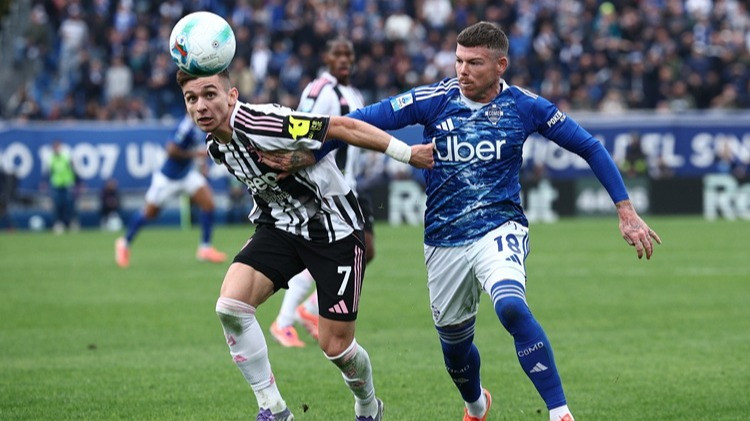 Pemain Como 1907 Alberto Moreno (kanan) saat duel dengan Juventus