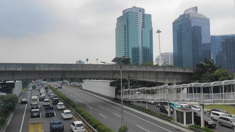 Ilustrasi - Cuaca berawan di kawasan Sudirman Central Business District (SCBD) Jakarta Selatan.