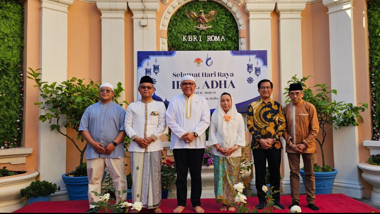 Keluarga Besar KBRI Roma menyelenggarakan Salat Idul Adha 1447 H berjamaah di halaman KBRI Roma.