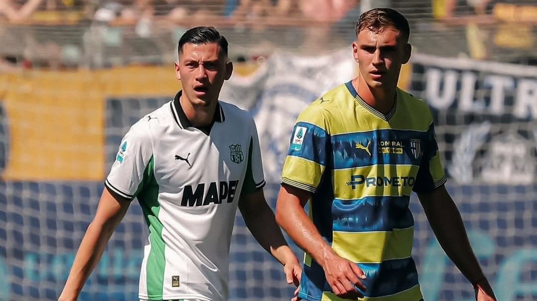 Jay Idzes (kiri) saat membela Sassuolo dalam laga tandang melawan Parma di Serie A musim 2025/2026, Minggu (24/5/2026).