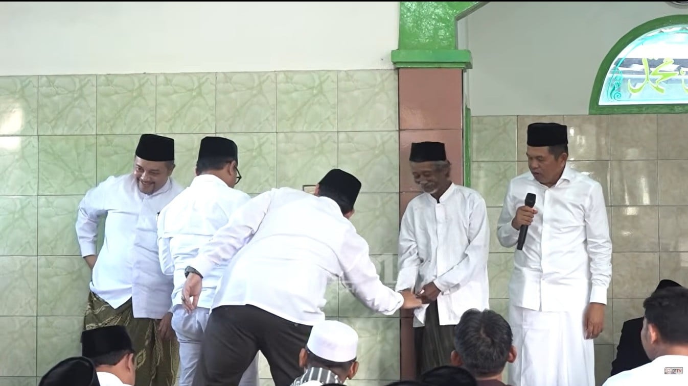 Usai Shalat Idul Adha Dedi Mulyadi Sedekah ke Ki Marjuk, Aksinya Langsung Diikuti yang Lain
            - galeri foto