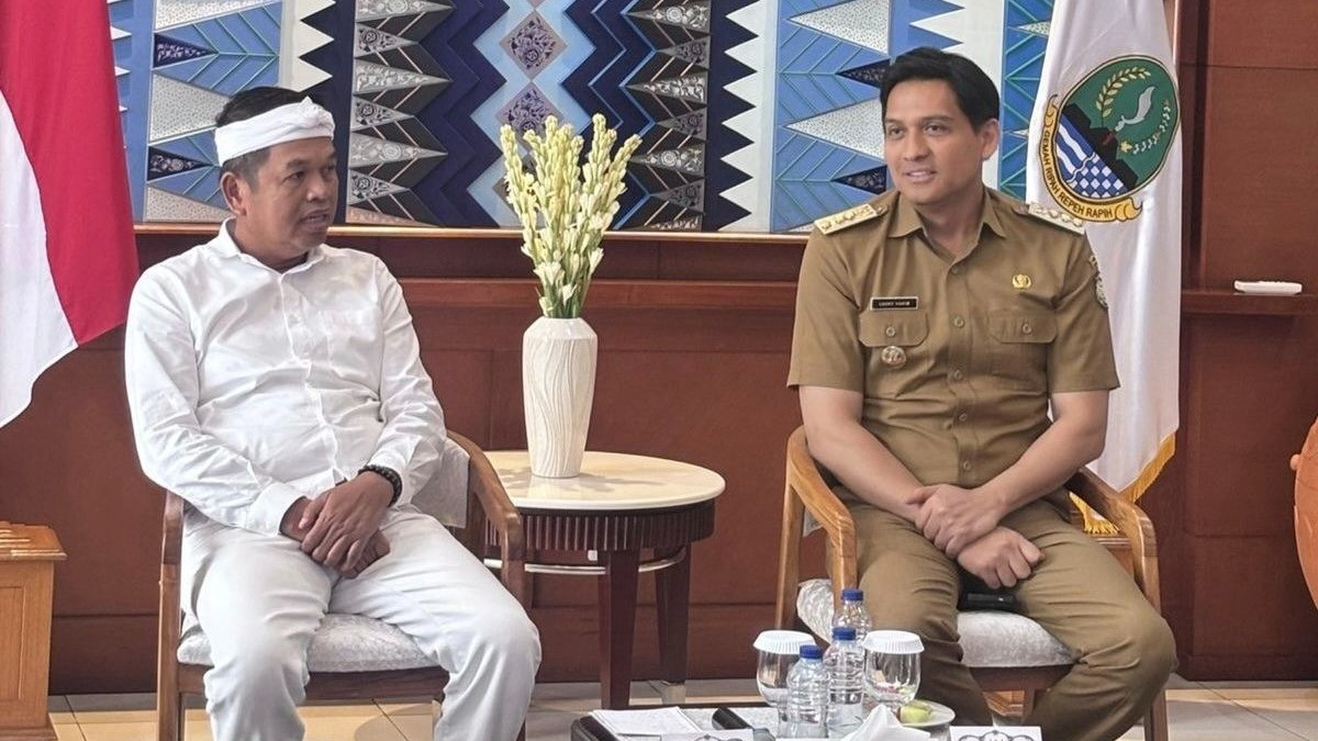Gubernur Jabar, Dedi Mulyadi (KDM) dan Bupati Indramayu, Lucky Hakim membahas pengalihan status pengelolaan RSUD MA Sentot Patrol