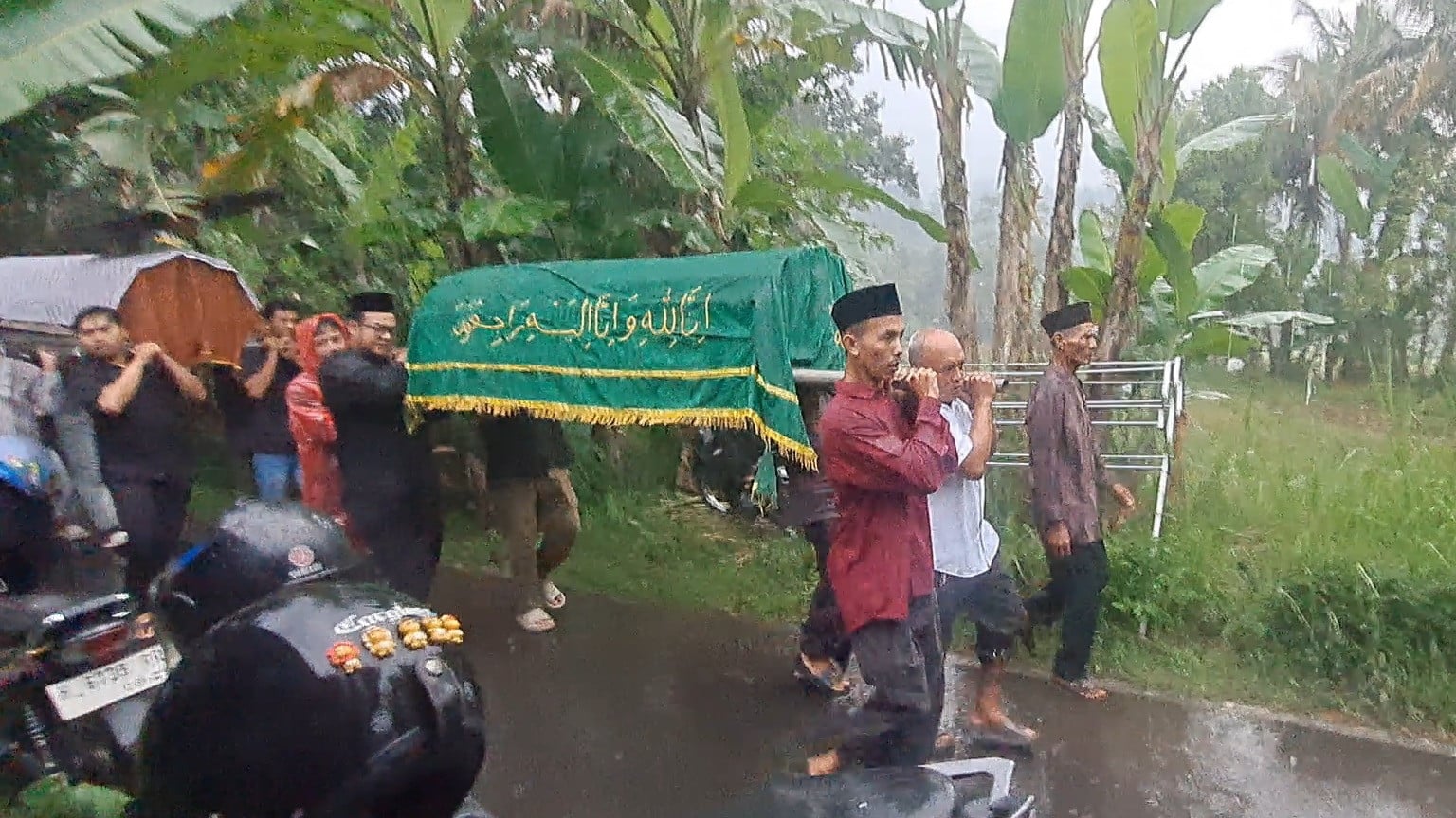 Ratusan pelayat iringi pemakaman 4 korban meninggal di Posong Temanggung, Kamis (28/5/2025).