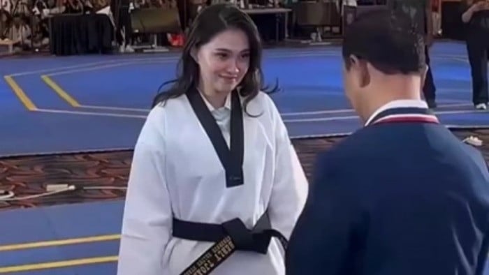 Gubernur Maluku Utara (Malut), Sherly Tjoanda Laos menggunakan sabuk hitam taekwondo