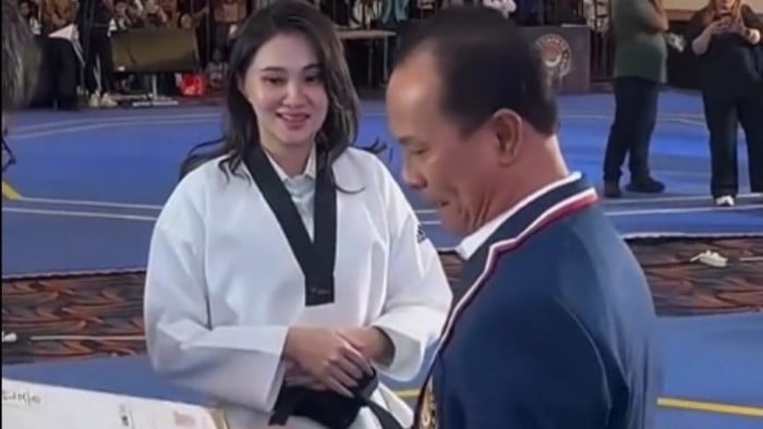 Gubernur Maluku Utara (Malut), Sherly Tjoanda Laos seusai dipasang menggunakan sabuk hitam taekwondo