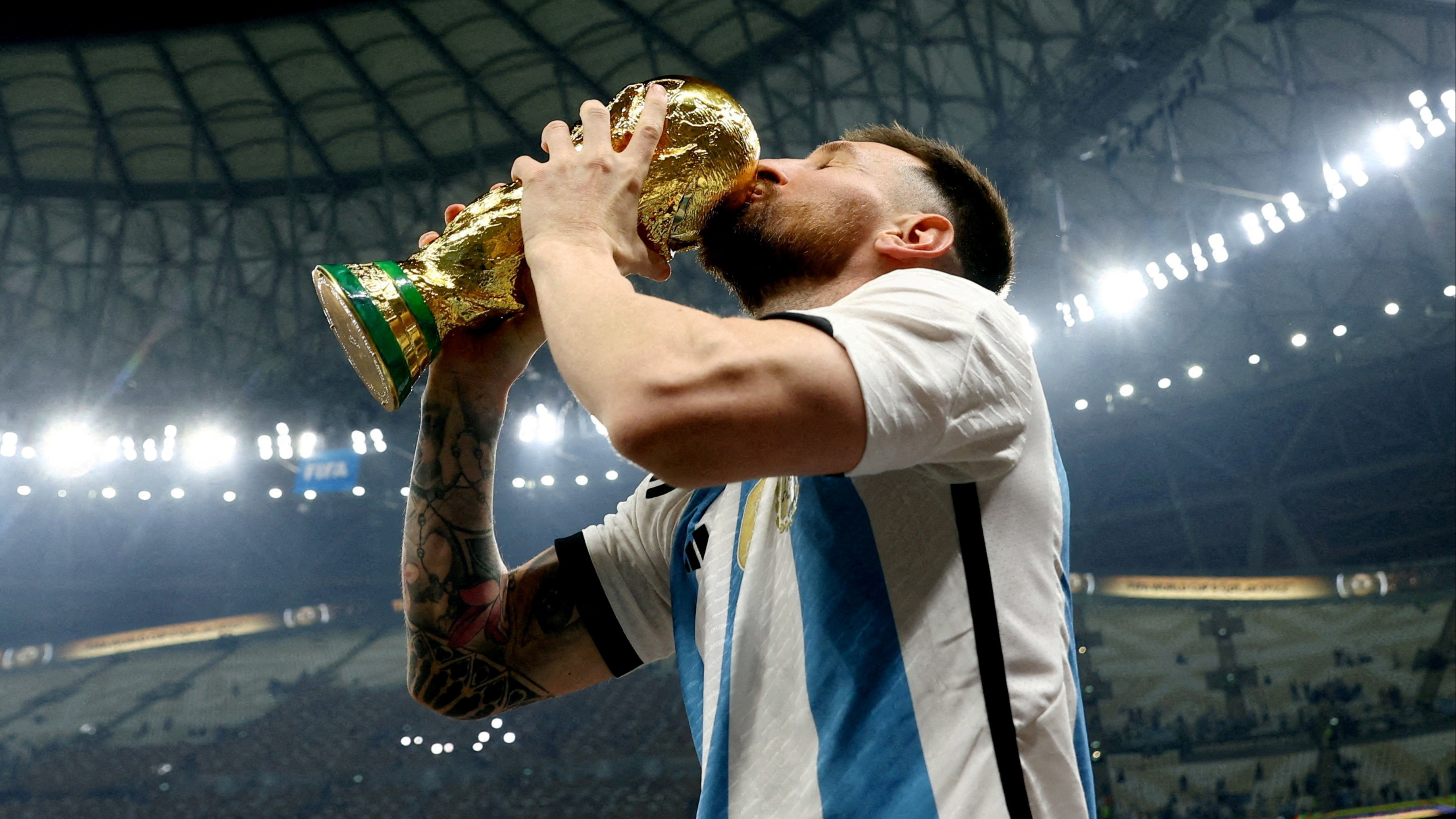 Kapten Timnas Argentina, Lionel Messi dengan Trofi Piala Dunia