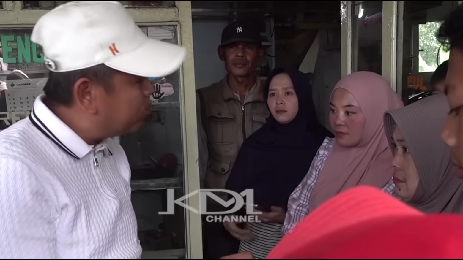 Dedi Mulyadi menghampiri warga yang kiosnya dibongkar di kawasan Ciloto, Puncak, Cianjur.