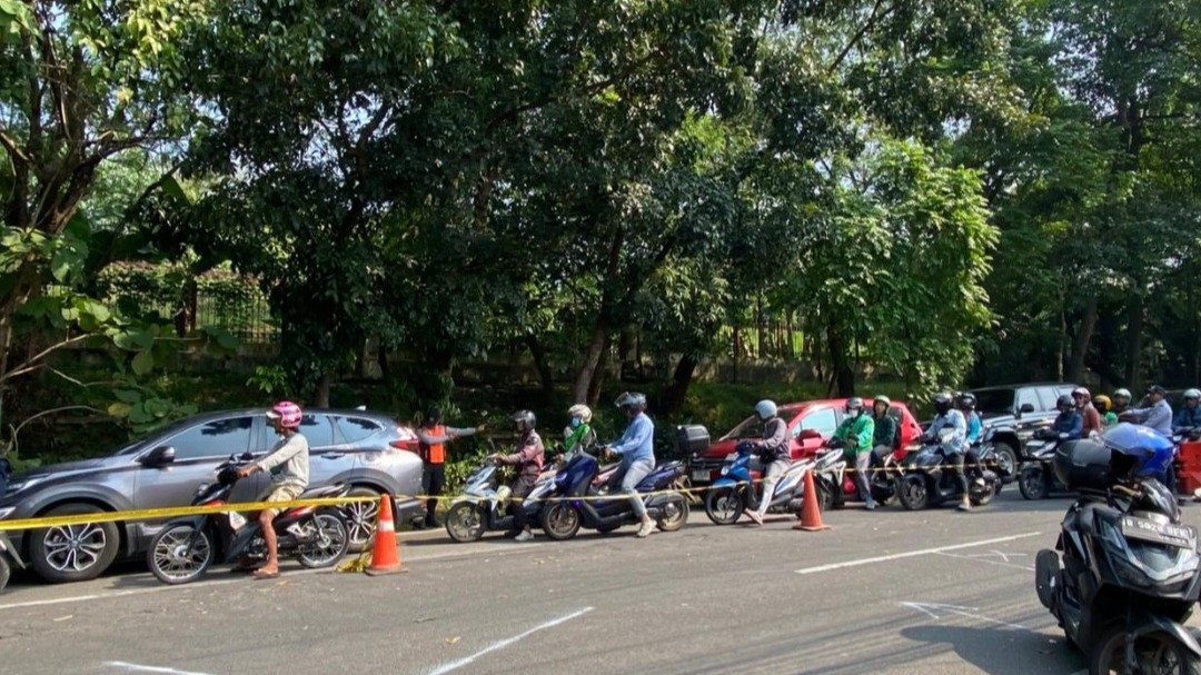 jalan amblas terjadi di Jalan Raya Lenteng Agung arah Depok, Jagakarsa, Jakarta Selatan