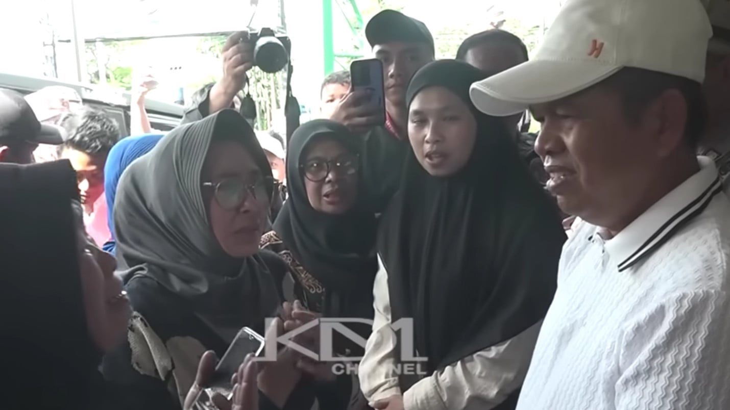 Dedi Mulyadi menghampiri warga yang kiosnya dibongkar di kawasan Ciloto, Puncak, Cianjur.